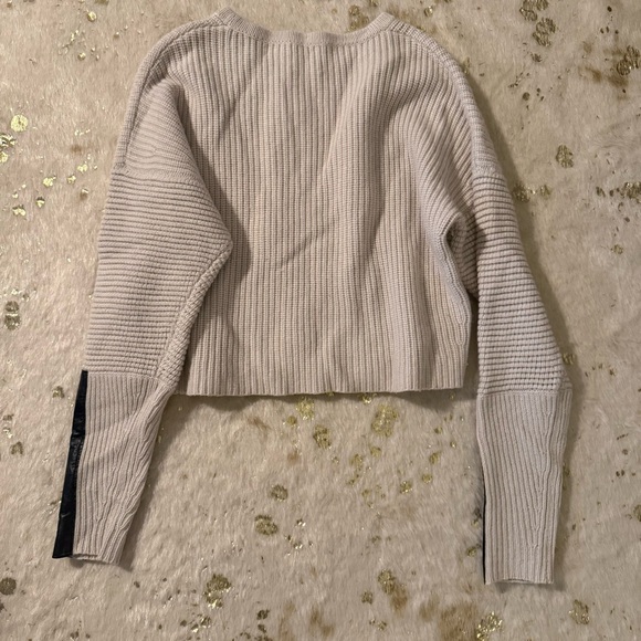 Autumn Cashmere beige cropped crew neck sweater black sheepskin patches
medium - Picture 7 of 10